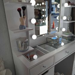 MAKEUP VANITY 