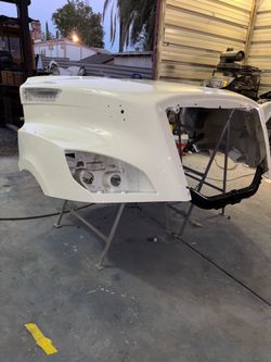 Freightliner Cascadia Hood