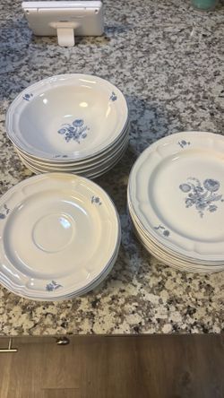 Bowl and plates set
