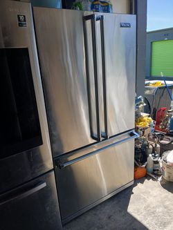 VIKING STAINLESS STEEL COUNTER DEPTH FRENCH DOOR REFRIGERATOR WITH ICE MAKER