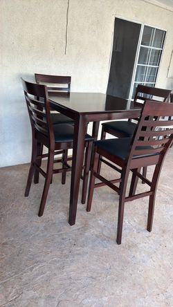 Pub high Dining table and 4 Chairs like New