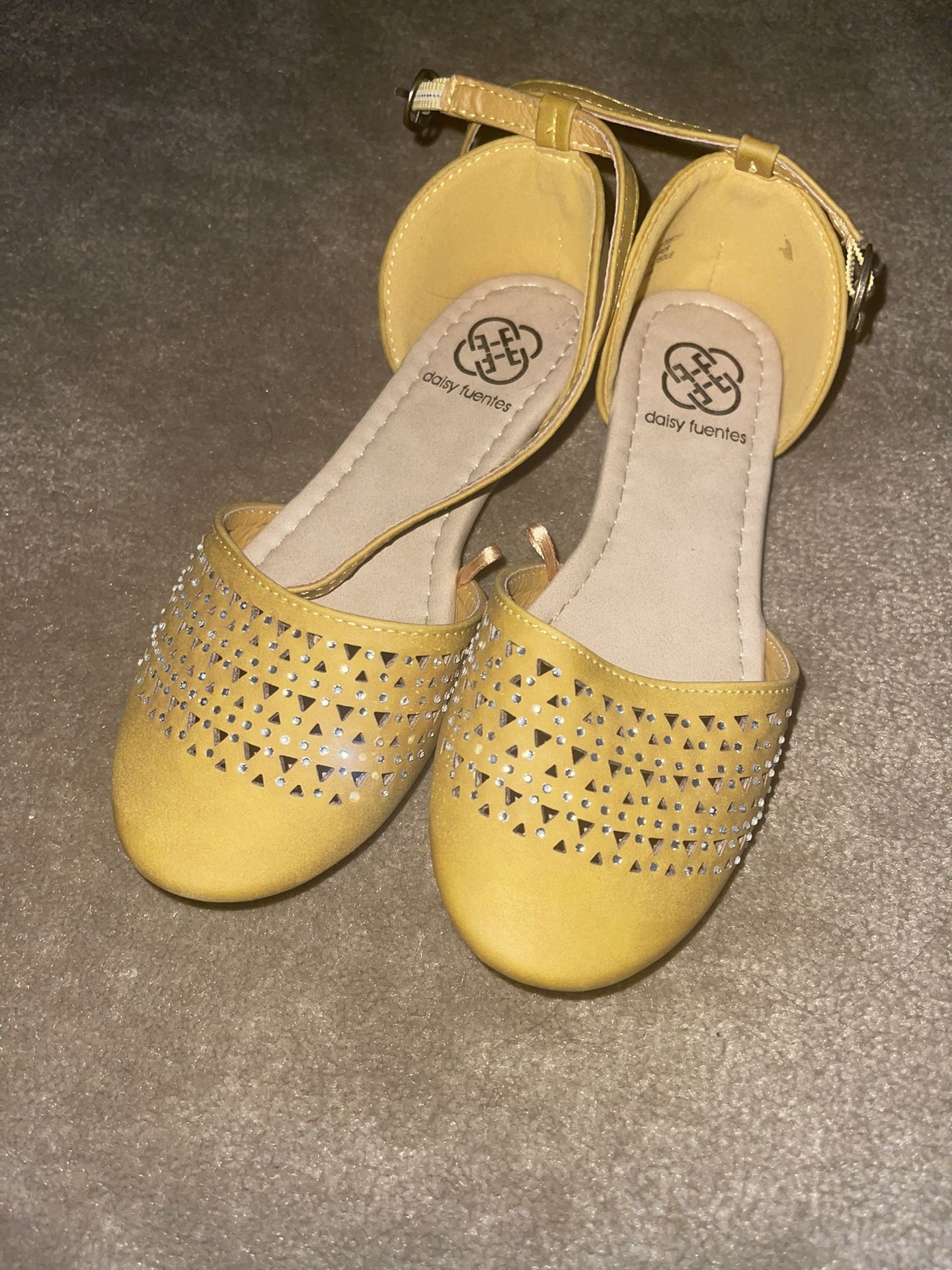 New Yellow Daisy Fuentes Flats - Size 1