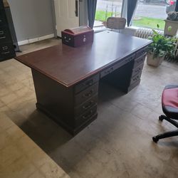 Large Executive Style Desk With 7 Drawers. 6x3x30