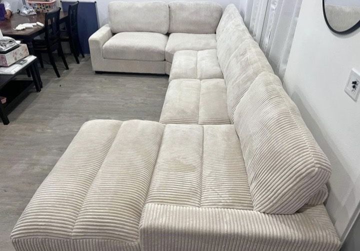 New 5 Piece Off White Sectional Couch! Includes Free Delivery 🚚!