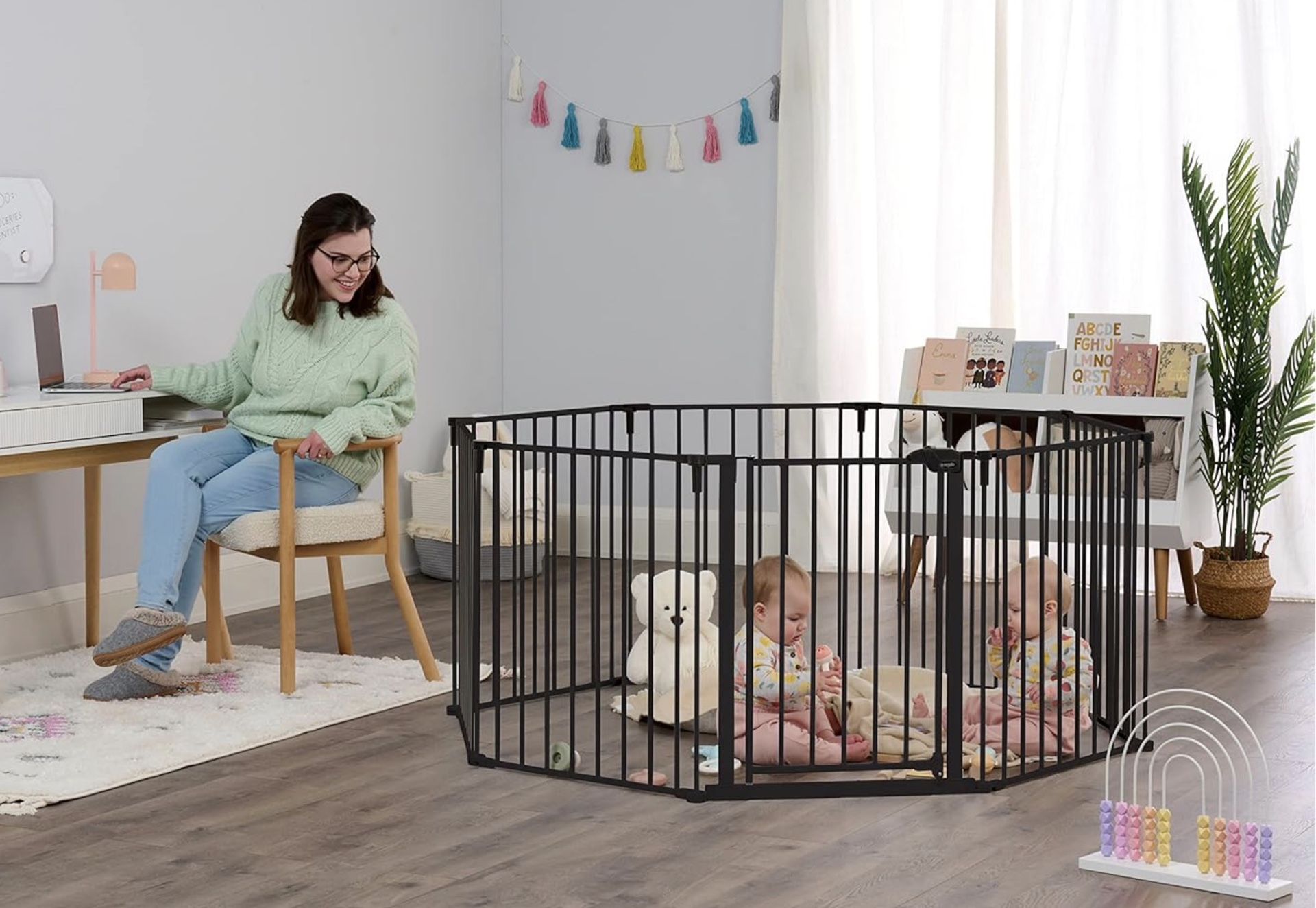 Regalo Puerta de bebé ajustable súper ancha de 194 pulgadas y patio de juegos negro 2 en 1 kit adicional incluye 4 paquetes de soportes de pared