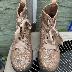 3 Pair Of Little Girls Shoes Size 2. Good Condition.