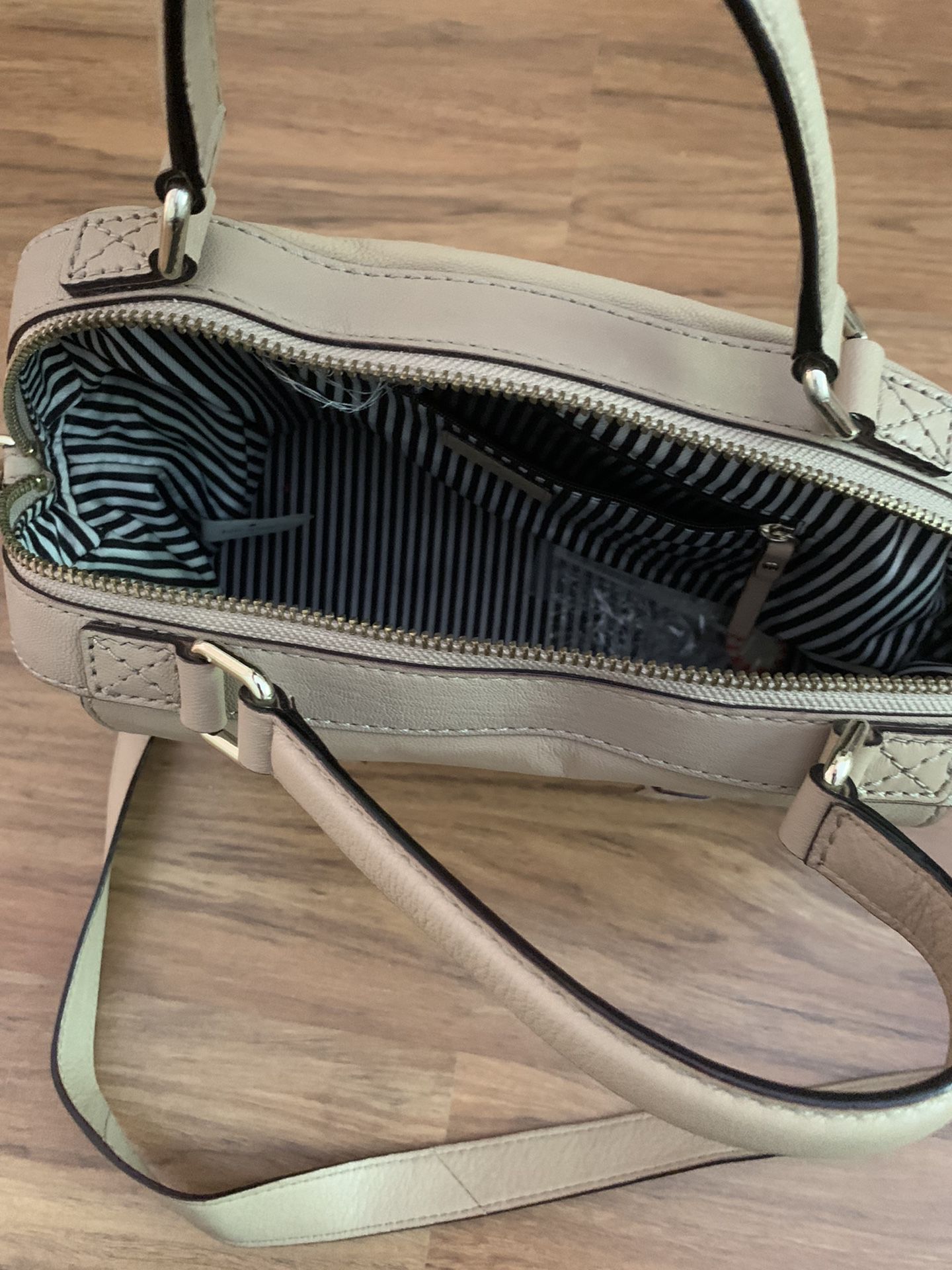 Kate Spade Leather Purse for Sale in Aventura, FL - OfferUp