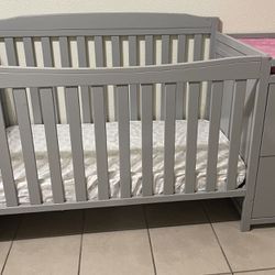 Crib With Mattress, Drawers And Changing Table