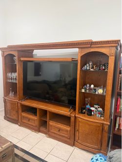 ENTERTAINMENT CENTER (IN GOOD CONDITION)