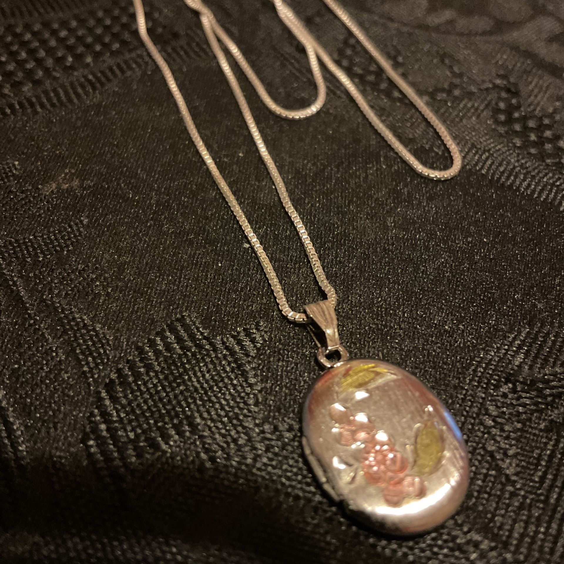 17” Sterling Silver Necklace With Locket Pendant