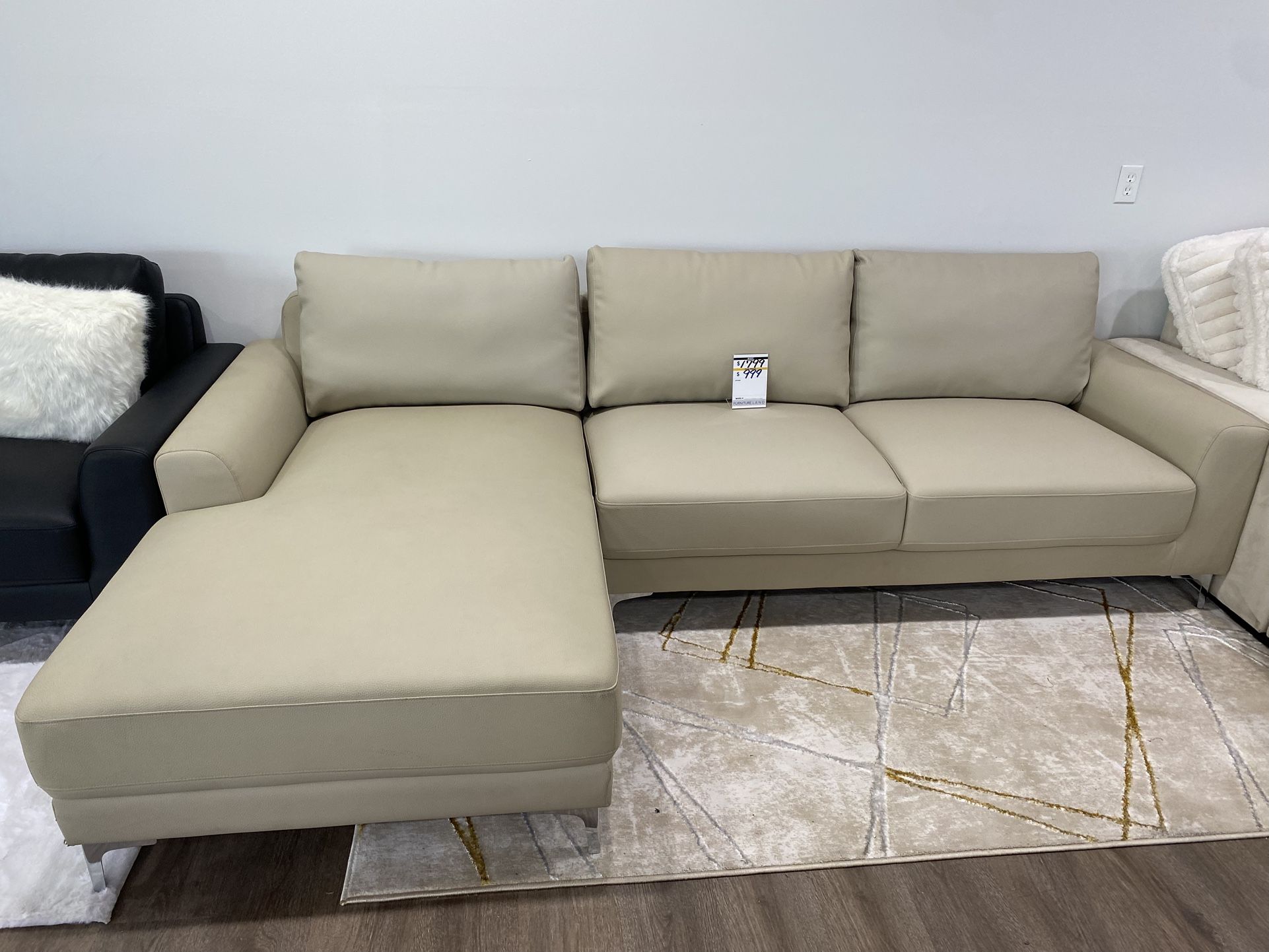 Beautiful Modern Sectional On Closeout ๐ฅ๐ฅ๐ฅ๐ฅ