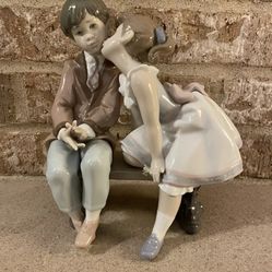 Lladro “Ten and Growing” Figurine 7635 girl giving a boy a kiss on bench In Original Box