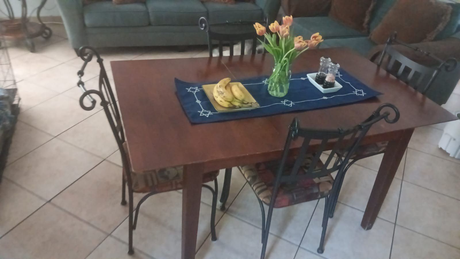 Oak Wood Dinning Room Table & 4 metal chairs  