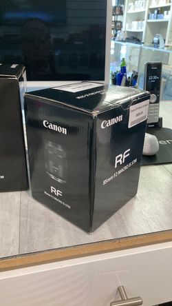 Canon RF 85mm F2 Macro