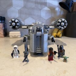 LEGO Mandalorian Razor Crest And Minifigures