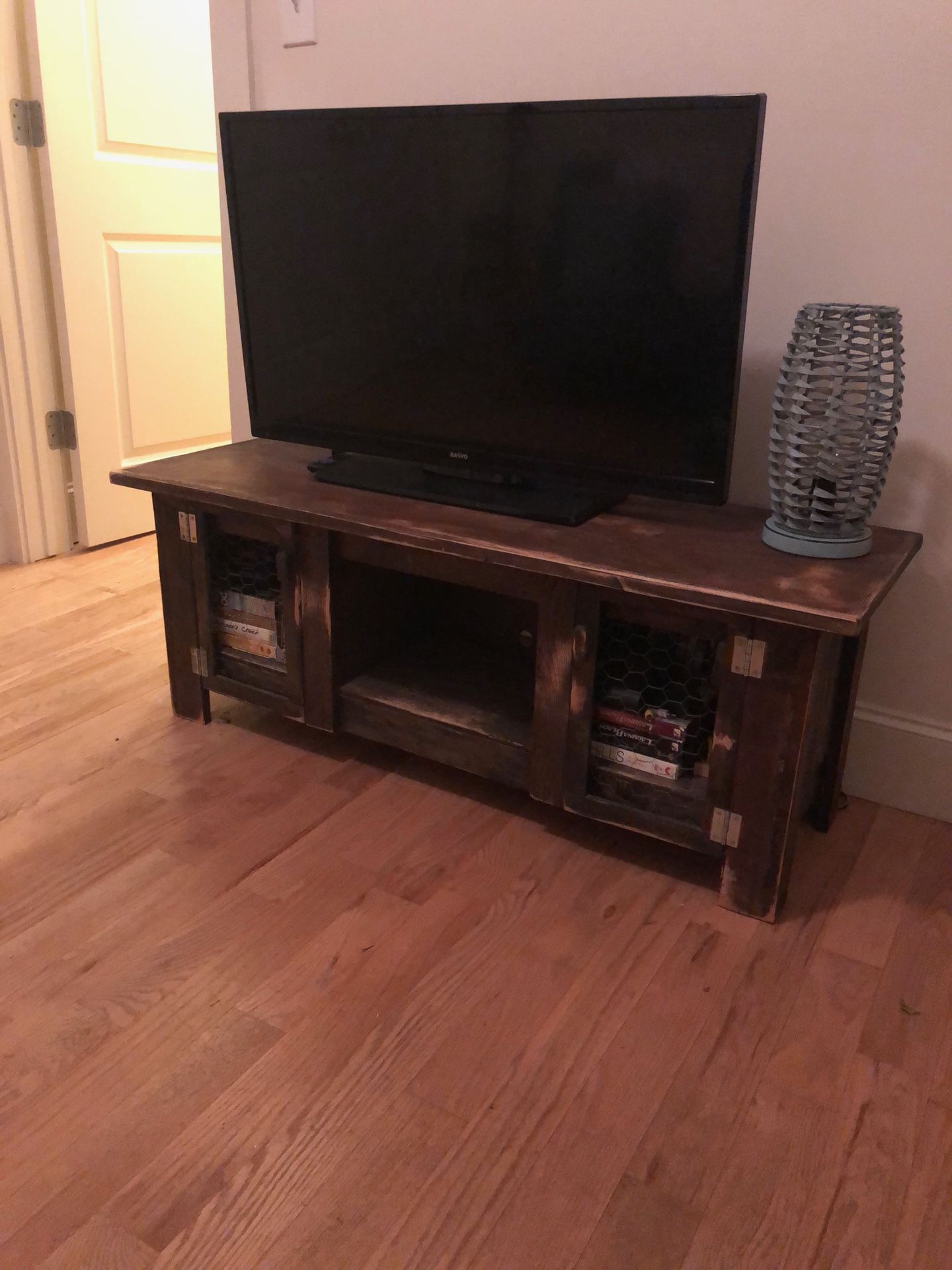 42” Sanyo flatscreen TV and TV stand