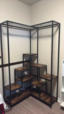 Corner plant shelf