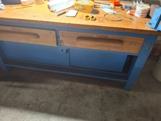 Heavy duty workbench with two vices