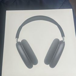 Black airpod maxes 