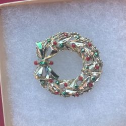 Vintage Christmas Wreath Brooch Pin Goldtone Red Green Enamel