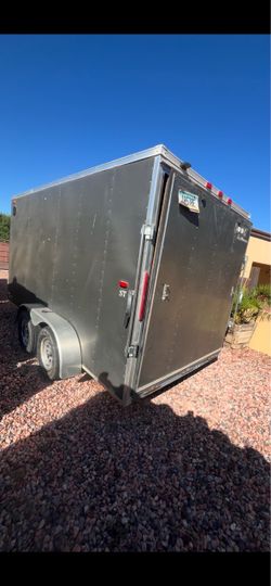 Enclosed utility trailer
