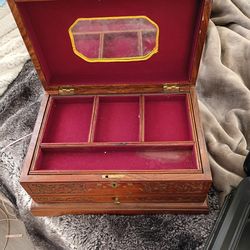 Saudi Arabia jewelry box with a key