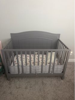 Baby Crib and Topper!