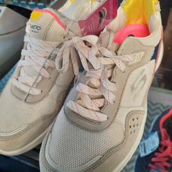 Women's Skechers Size 6