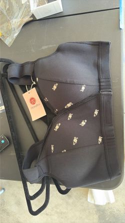XL front wrap bras. fits 38 DD. And be adjusted to bigger