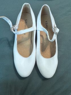 Ballet Folklorico shows white - zapatos Blancos with