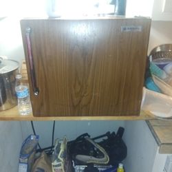 Mini Fridge 30.00 Come Get It Works Good 