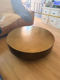 Round coffee table