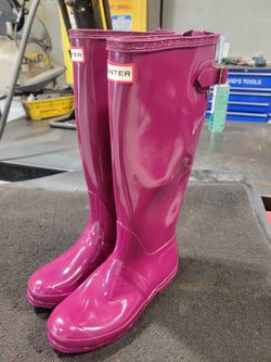 Hunter 17 inch
High gloss Rubber boot
NEW NO TAG
SIZE 8 US
