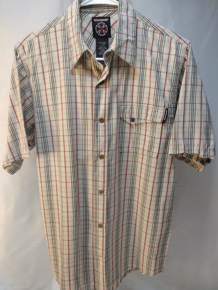 Independent Trucks Men's Size Small Plaid Skate Shirt. Great condition awesome color combination and design. Awesome skate shirt. Chest/ Pit to Pit 23