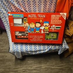 Peanuts And Friends Model Train Complete Starter Set