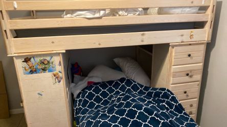 Bunk bed has stairs not in photos