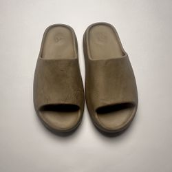 YEEZY SLIDES SIZE 12