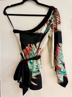 XOXO One-Shoulder Abstract Print Shirt. SZ small
