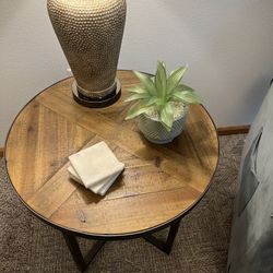 24” Round Rustic Planked Farmhouse End Table in Excellent Condition
