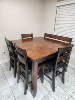 LARGE DINNING TABLE SEATS 6