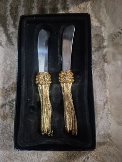 2 saints butter knife set