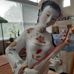 ORIENTAL DECOR A PORCELAIN CHINESE BEAUTY 