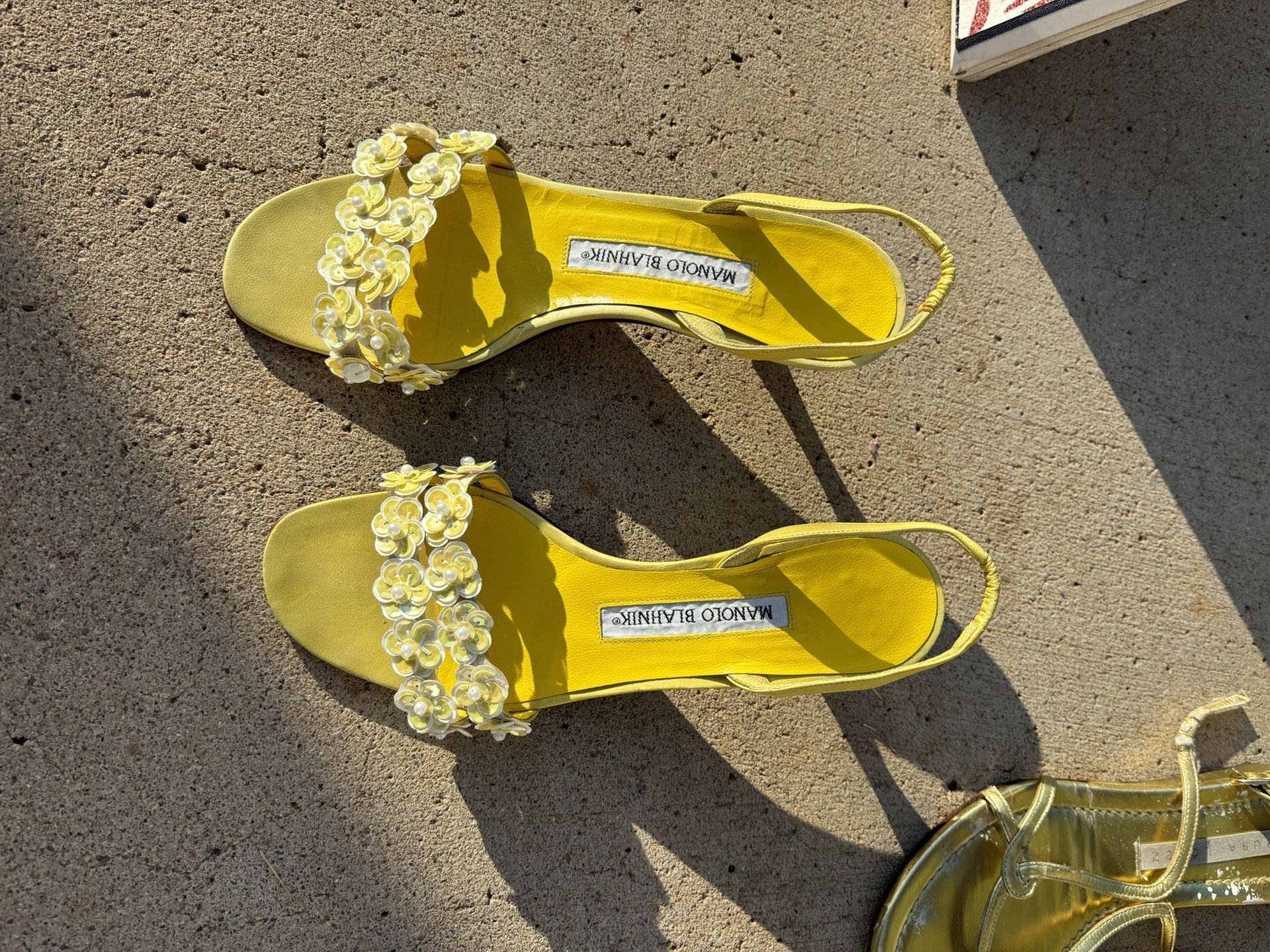 Manolo Blahnik Size 5.5 Heels In Yellow With Flower Trim