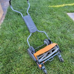 Fiskars Push Reel StaySharp Lawnmower Lawn Mower for Sale in Henderson, NV  - OfferUp