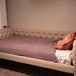 Single bed, free, pick up in hesperia off of maine and escondido