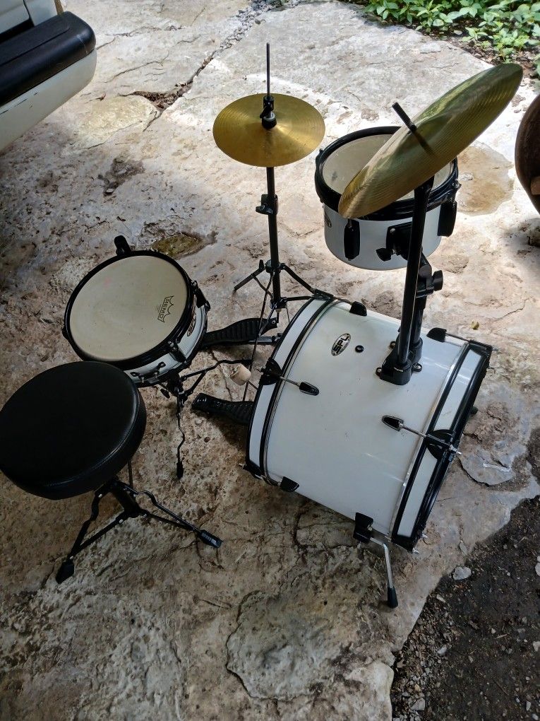 Like New Kids Junior Size Drum Set In Excellent Condition