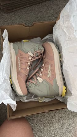 (Size 7.5)Altra Lone Peak 9 Women’s Waterproof Mid Hiking Shoe