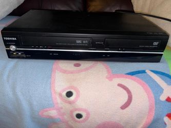 This Toshiba SD-V296 DVD/VHS player combo features progressive scan technology for improved video quality.This black console combines a 4-head Hi-Fi V