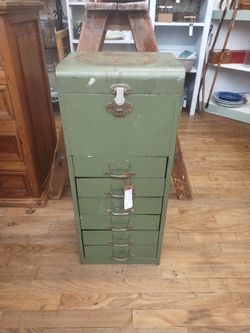 Vtg metal toolbox