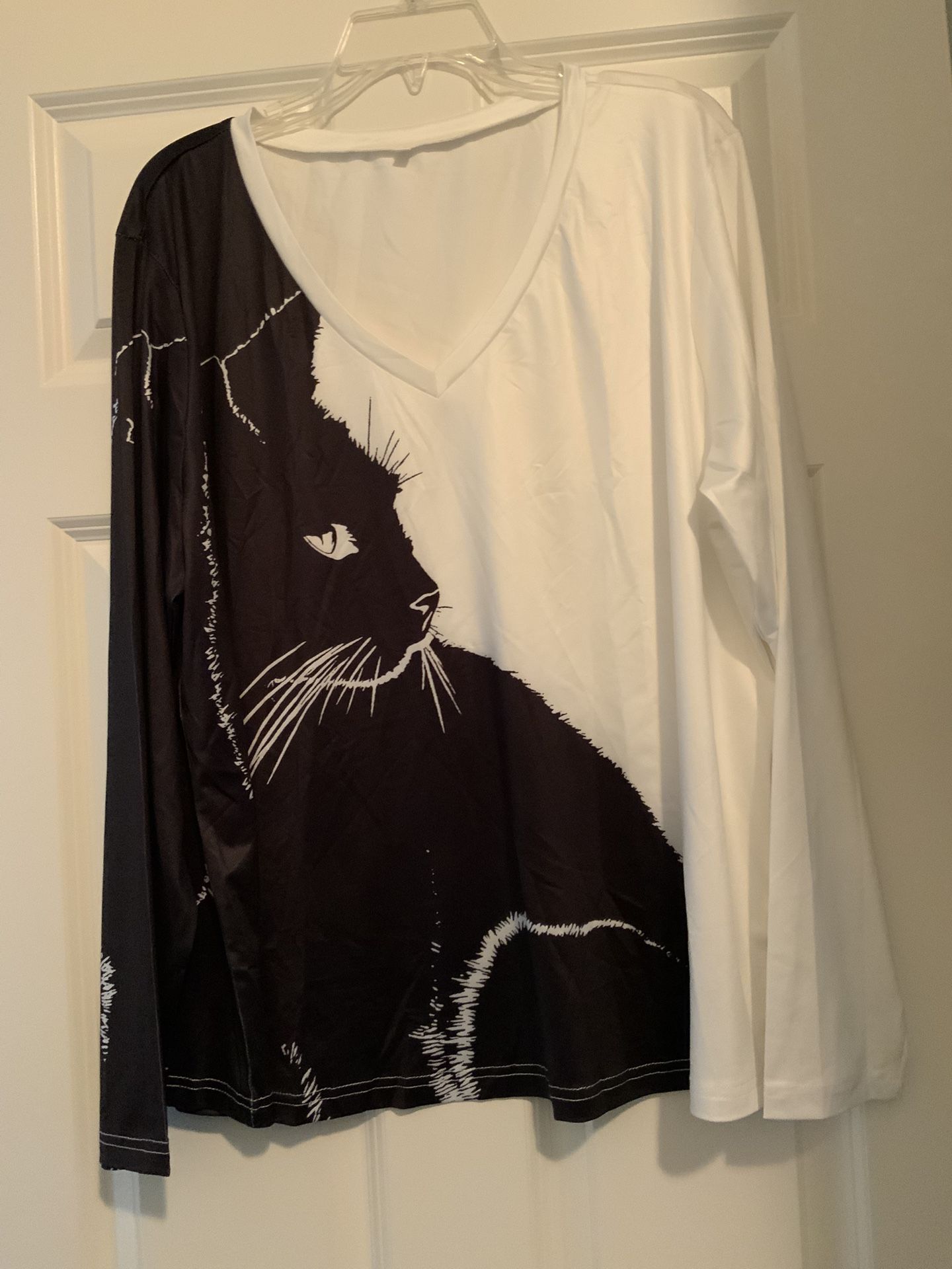 Ladies Plus size Cat Top Black&white 3X